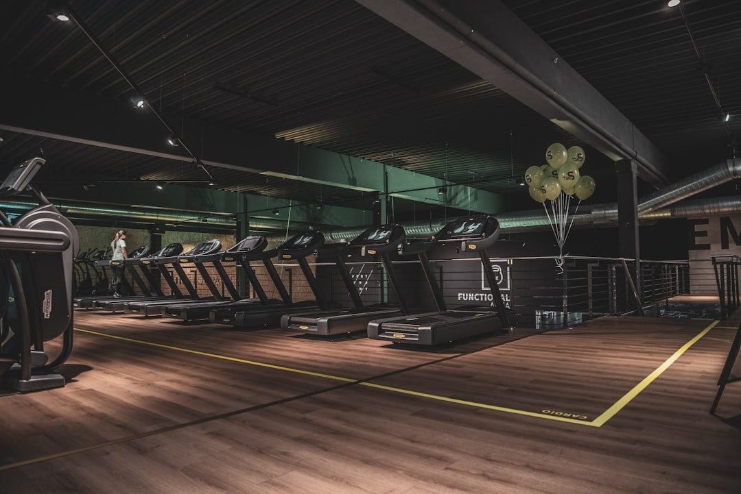 Salle de sport moderne avec espace cardio et machines