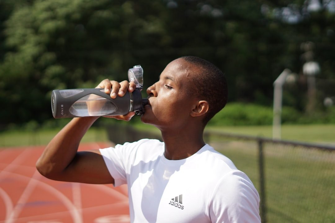 Sportif buvant de l'eau pendant l'effort