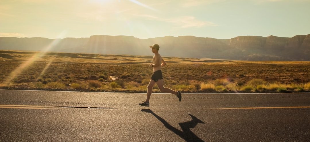 Coureur sur route au petit matin