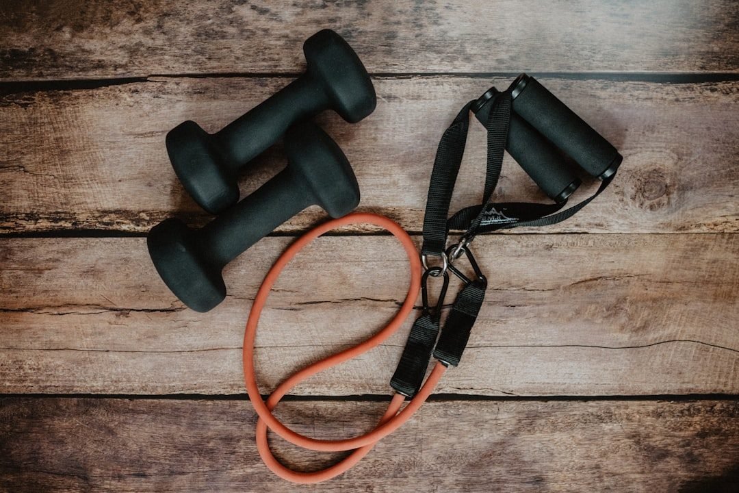 Débutant s'entraînant en salle de musculation