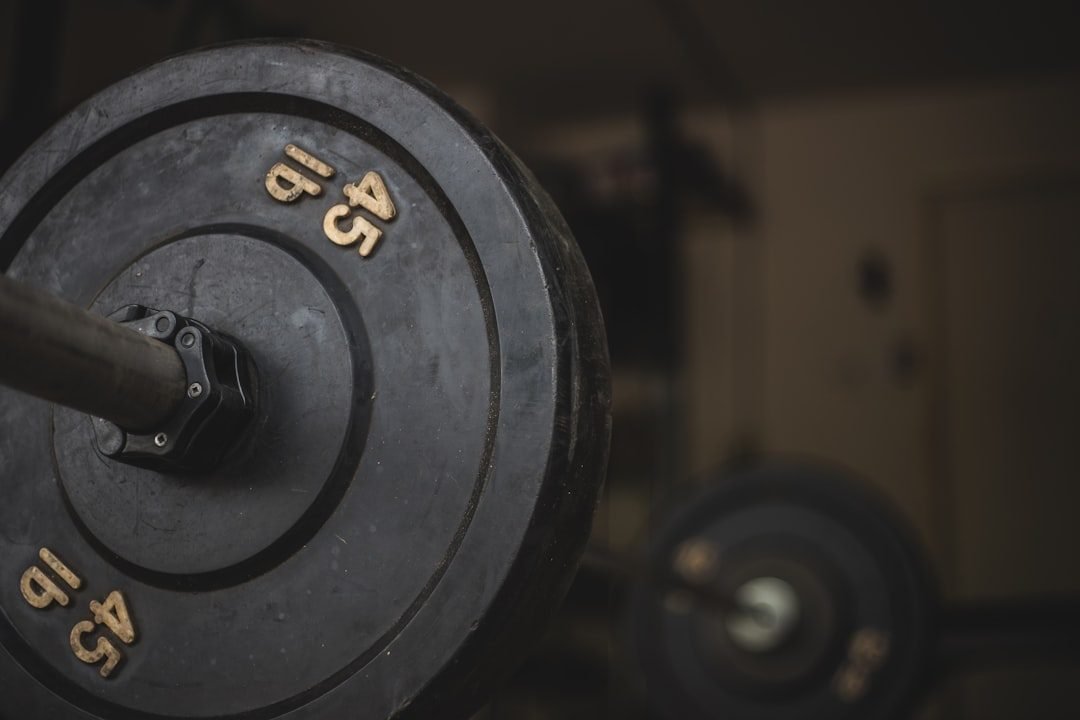 Entraînement avec barre et haltères en salle