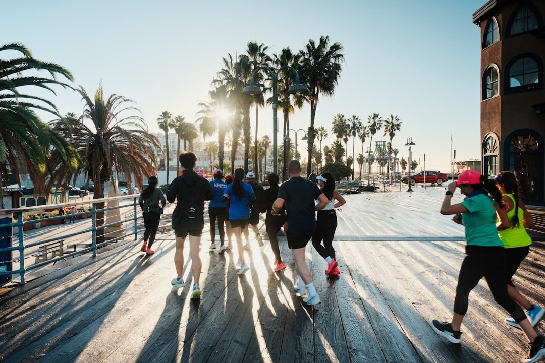Groupe de coureurs s'entraînant en extérieur sous un soleil intense en été