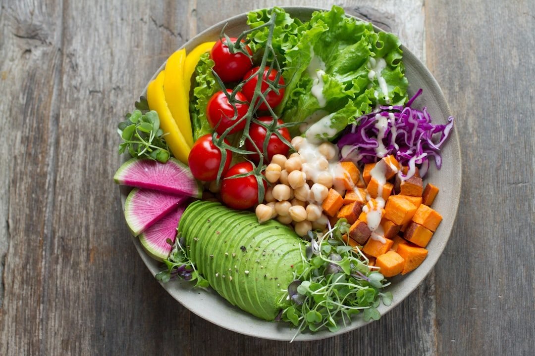 Assiette d'été fraîche et équilibrée : avocat, pois chiches, patate douce et légumes colorés