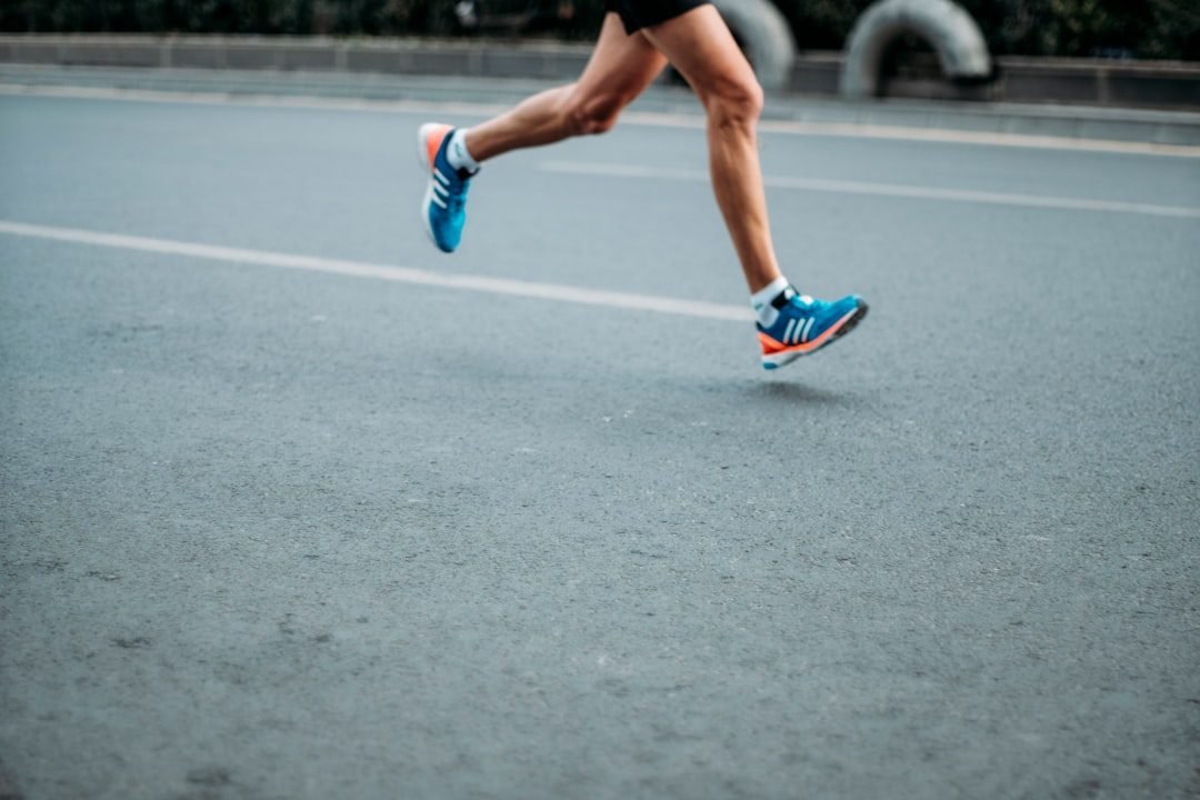 Coureur reprenant l'entraînement sur route après la pause estivale